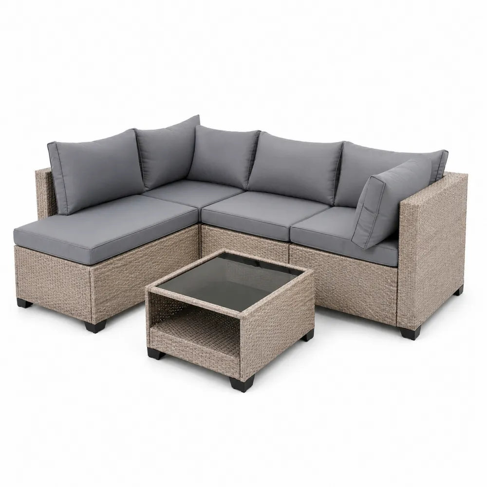 Canapé d'angle en résine tressée avec coussins gris et table basse en verre